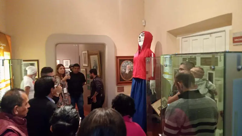 Las mojigangas se encuentran en el patio del museo y en sus salas. 